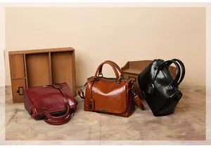Trois sacs vintage en bordeaux, marron et noir avec rivets et cuir huilé à l'aspect poli