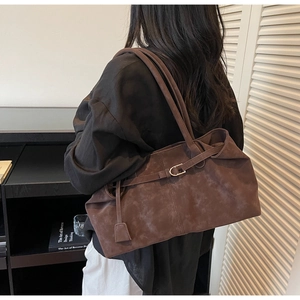 Bolso tote grande de ante marrón oscuro con detalle de hebilla metálica en la correa