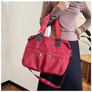Détails du sac cabas rouge en nylon imperméable avec doubles poches zippées et sangle