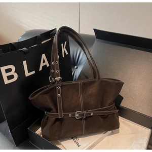 Détail du sac cabas marron foncé avec coutures blanches contrastées et sangle à boucle