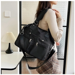 Détail du grand sac cabas noir en nylon avec zips argentés et sangle ajustable