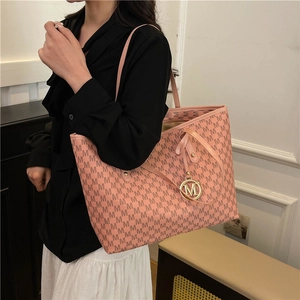 Pink large capacity tote bag with letter M print and gold metal charm pendant