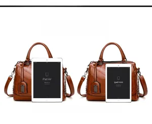Sac Boston vintage marron, comparaison de taille avec iPad Air et iPad mini sur blanc