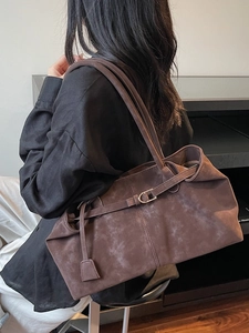 Bolso tote retro de cuero mate marrón oscuro con asas largas y detalle de correa hebilla