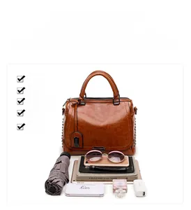 Vue de dessus d'un sac vintage marron foncé montrant l'espace pour iPad et objets divers