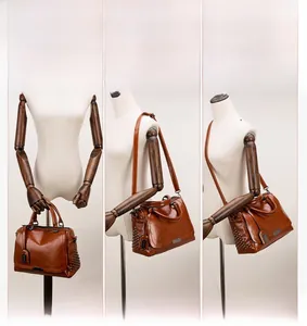 Détail du sac à main rétro en cuir marron avec rivets montrant trois modes de port
