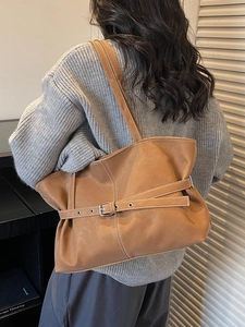 Sac fourre-tout rétro minimaliste en cuir marron clair avec ceinture pour la mode hiver 2025