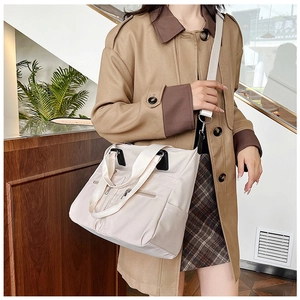 Vue détaillée du sac cabas en nylon beige résistant à l'eau avec zips fonctionnels