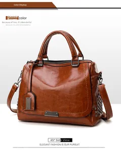 Détail du sac cabas marron selle avec rivets décoratifs et texture cuir huilé de qualité