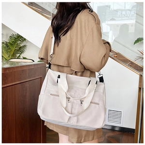 Grand sac fourre-tout en nylon beige avec fermeture éclair et bandoulière réglable