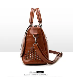 Vue latérale du sac à main marron vintage en cuir huilé avec rivets métalliques stylés