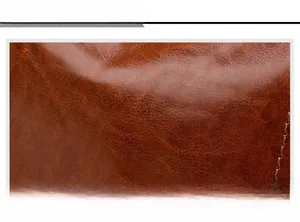 Vue macro détaillée de la texture en cuir ciré marron et des coutures du sac à main