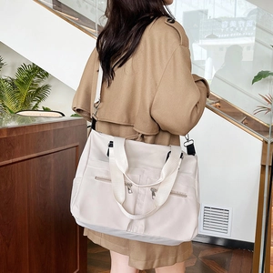 Grand sac fourre-tout beige en nylon imperméable avec plusieurs poches zippées