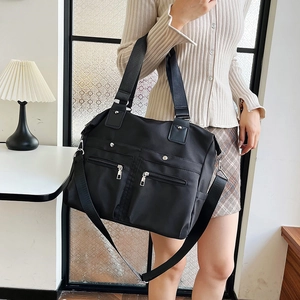 Grand sac à main en nylon noir imperméable avec plusieurs poches et bandoulière amovible