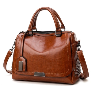 Sac à Main Boston en Cuir PU avec Rivets Vintage pour Femmes Grande Capacité Sac à Épaule Rétro Huilé Ciré Sac Fourre-tout