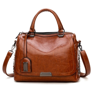 Sac à main vintage en cuir marron avec rivets et bandoulière amovible pour femmes élégantes