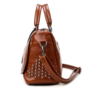 Sac à main vintage marron avec rivets et finition cuir huilé et bandoulière amovible