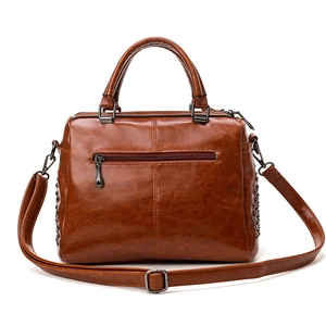 Sac à main vintage marron avec rivets et bandoulière réglable pour femmes