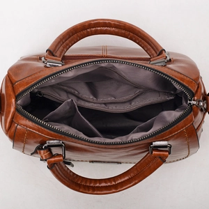 Sac à main vintage en cuir marron avec compartiments internes et garnitures métalliques