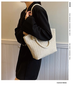 Détail du sac fourre-tout en paille tressée crème avec motif à chevrons et anses en corde