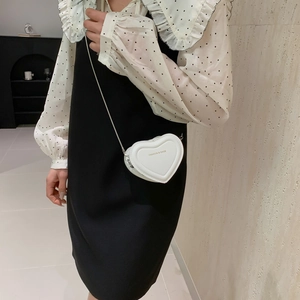Mini sac à bandoulière blanc en forme de cœur avec chaîne dorée et lettrage fashion