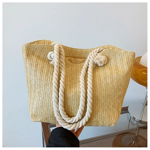 Détail du sac cabas en paille tressée avec poignées en corde de coton et fermeture éclair