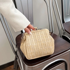 Elegante bolso de paja trenzada beige con cierre de boquilla y marco de metal dorado