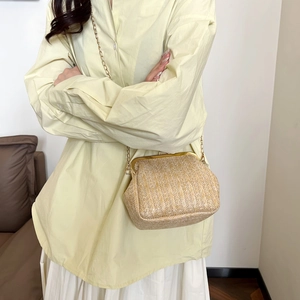 Bolso bandolera beige tejido a mano con marco dorado y cadena para el verano