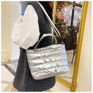 Detail van zilveren gewatteerde puffer shopper met metallic finish en schouderband