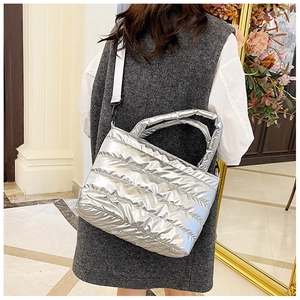 Detail van de zilveren gewatteerde shopper met metallic afwerking en riem