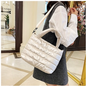 Gewatteerde donsstof shopper in beige met afneembare schouderriem en handvatten