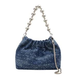 Blaue Denim Beuteltasche mit weißen Punkten, silbernem Perlengriff und Kettenriemen