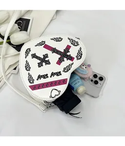 Vue à plat montrant la capacité intérieure du sac cœur avec téléphone et objets