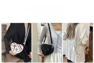 Détail du sac à bandoulière en forme de cœur avec imprimés gothiques et sangle réglable