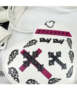 Détail du sac coeur en cuir PU blanc avec croix gothique violette et motifs de flammes