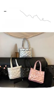 Sacs cabas rembourrés en argent, blanc, noir et rose avec une finition métallisée