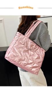 Détail du sac cabas matelassé rose clair avec éclat métallique et étiquette mode