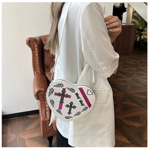 Détail du sac à main blanc en forme de cœur avec imprimé gothique et texte baby baby