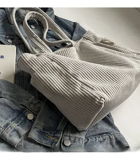 Texture dettagliata della borsa tote in velluto a coste grigio con morbido tessuto e tracolle