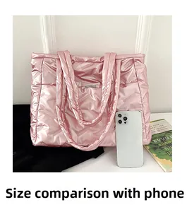 Sac fourre-tout matelassé rose avec téléphone pour comparer la taille et la capacité