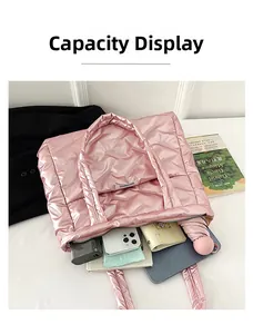 Sac fourre-tout matelassé rose métallisé montrant une grande capacité pour le quotidien
