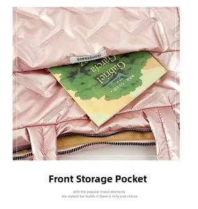 Détail de la poche avant sur un sac fourre-tout matelassé rose clair au fini métallique