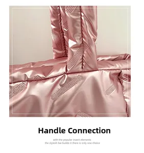 Détail de la couture de la poignée sur un sac fourre-tout rose matelassé métallisé