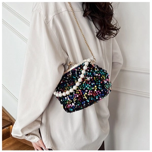 Détail de la pochette à paillettes colorées avec fermoir doré et chaîne en perles