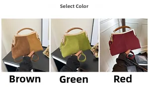 Trois sacs à main vintage en marron, vert et rouge avec poignées en bois et cadre en métal