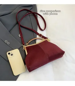 Sac rétro en velours bordeaux montrant la comparaison de taille avec un smartphone
