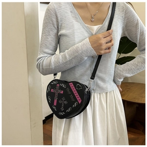 Sac bandoulière gothique en forme de cœur noir avec patchs croix roses et détails en métal