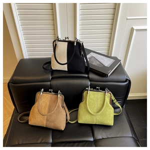 Trois sacs rétro style shell en daim bicolore avec fermoirs métalliques vintage