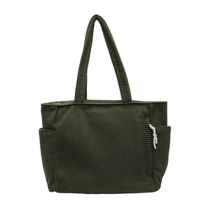 Dettaglio della borsa tote in velluto a coste verde oliva con tasche laterali e zip