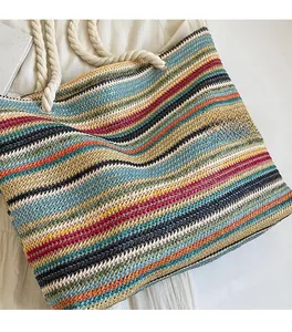 Détail du sac cabas tissé à rayures colorées avec poignées en corde de coton et œillets
